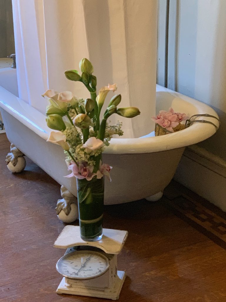 Lyndhurst Mansion Bathroom Flowers