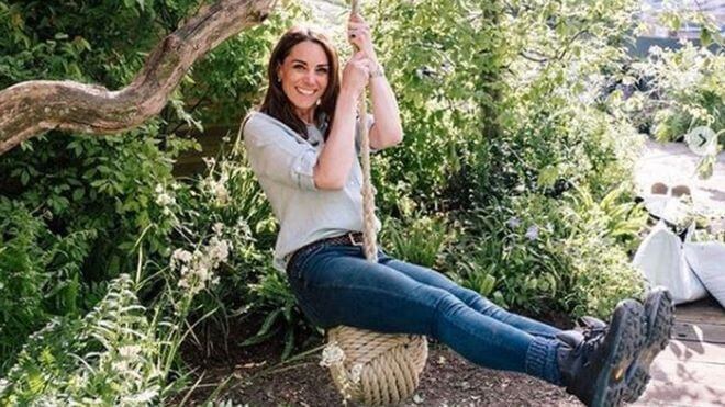 The Duchess of Cambridge tries the rope swing