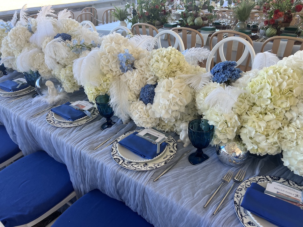 white hydrangea tablesetting